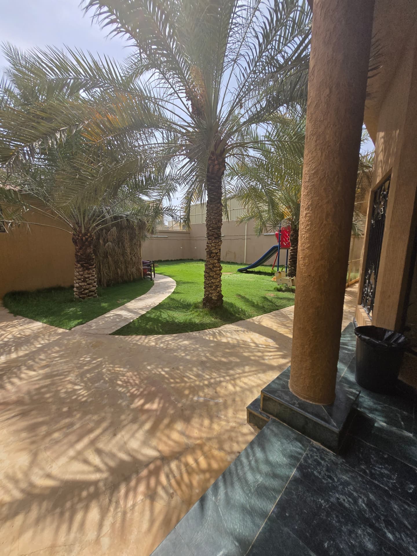 المسطحات الخضراء والنخل في حوش النساء
